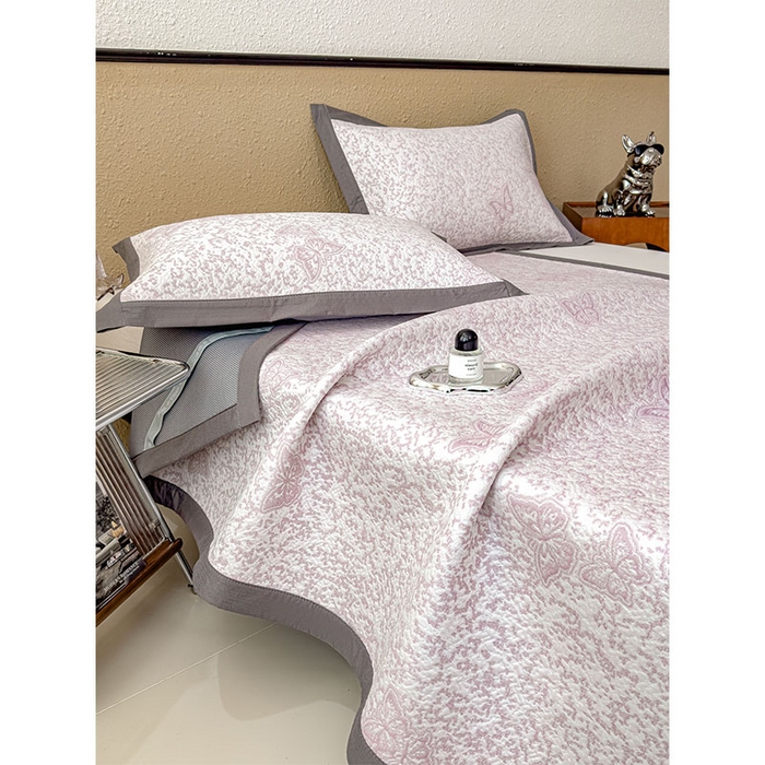 91家纺网 家纺一手货源 找家纺 莱家富 2026新款公主风凉感值过0.21空调席子软席冰豆豆凉席三件套-蝴蝶蝶舞花语系列 床席款蝶舞花语-雾雅紫