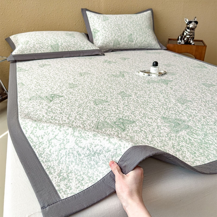 91家纺网 家纺一手货源 找家纺 莱家富 2026新款公主风凉感值过0.21空调席子软席冰豆豆凉席三件套-蝴蝶蝶舞花语系列 床席款蝶舞花语-森林绿