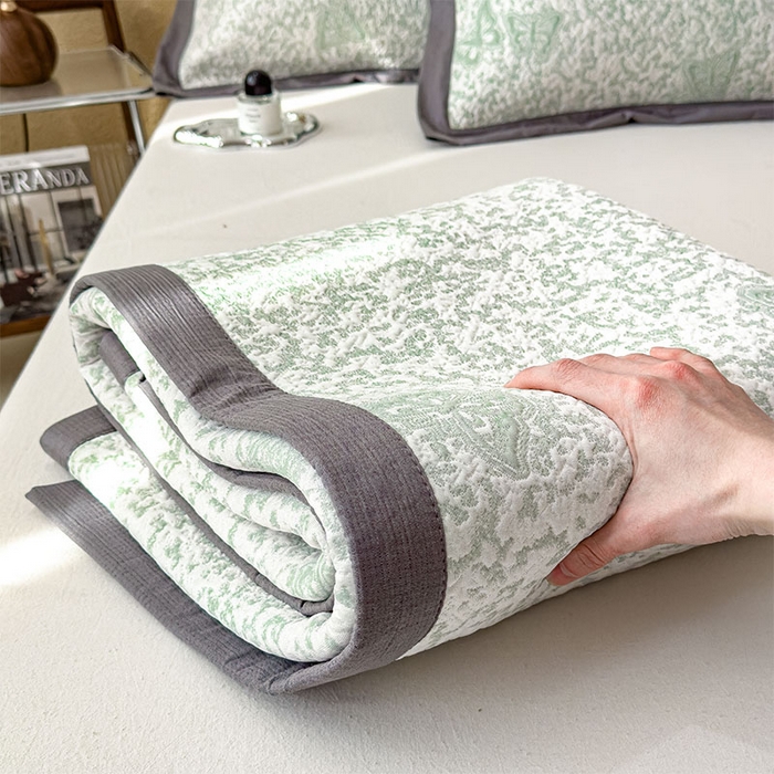 91家纺网 家纺一手货源 找家纺 莱家富 2026新款公主风凉感值过0.21空调席子软席冰豆豆凉席三件套-蝴蝶蝶舞花语系列 床席款蝶舞花语-森林绿