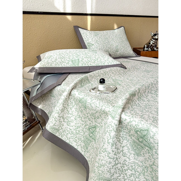 91家纺网 家纺一手货源 找家纺 莱家富 2026新款公主风凉感值过0.21空调席子软席冰豆豆凉席三件套-蝴蝶蝶舞花语系列 床席款蝶舞花语-森林绿