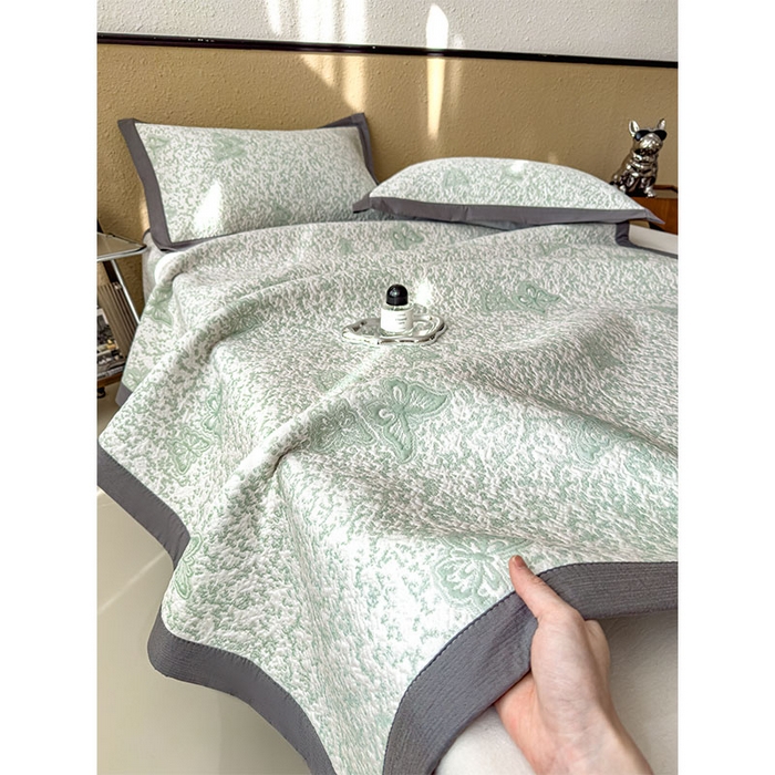 91家纺网 家纺一手货源 找家纺 莱家富 2026新款公主风凉感值过0.21空调席子软席冰豆豆凉席三件套-蝴蝶蝶舞花语系列 床席款蝶舞花语-森林绿