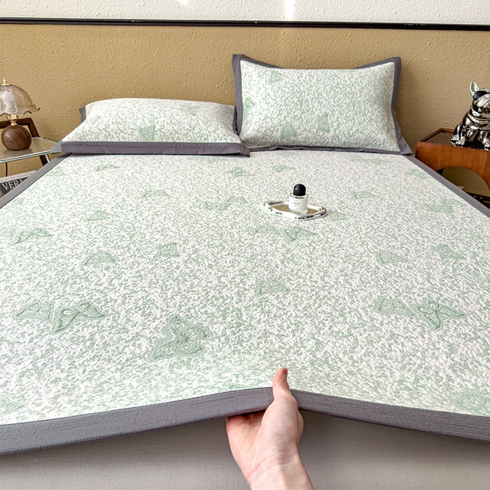 91家纺网 家纺一手货源 找家纺 莱家富 2026新款公主风凉感值过0.21空调席子软席冰豆豆凉席三件套-蝴蝶蝶舞花语系列 床席款蝶舞花语-森林绿