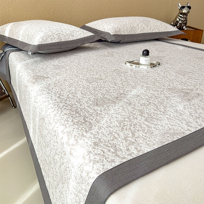 91家纺网 家纺一手货源 找家纺 莱家富 2026新款公主风凉感值过0.21空调席子软席冰豆豆凉席三件套-蝴蝶蝶舞花语系列 床席款蝶舞花语-星空咖