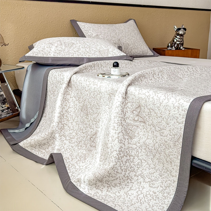 91家纺网 家纺一手货源 找家纺 莱家富 2026新款公主风凉感值过0.21空调席子软席冰豆豆凉席三件套-蝴蝶蝶舞花语系列 床席款蝶舞花语-星空咖