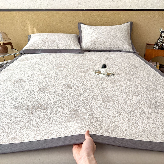 91家纺网 家纺一手货源 找家纺 莱家富 2026新款公主风凉感值过0.21空调席子软席冰豆豆凉席三件套-蝴蝶蝶舞花语系列 床席款蝶舞花语-星空咖