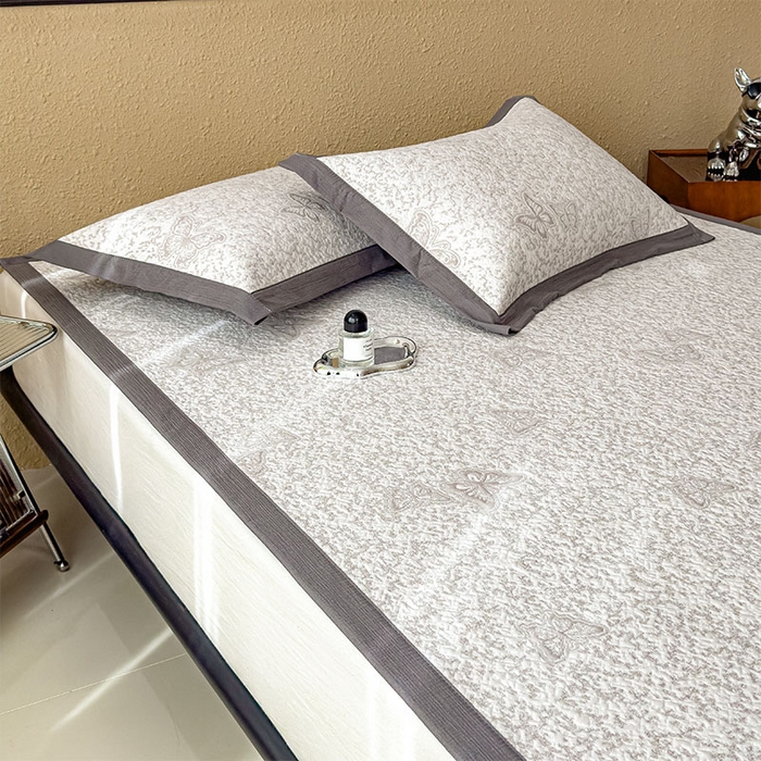 91家纺网 家纺一手货源 找家纺 莱家富 2026新款公主风凉感值过0.21空调席子软席冰豆豆凉席三件套-蝴蝶蝶舞花语系列 床席款蝶舞花语-星空咖