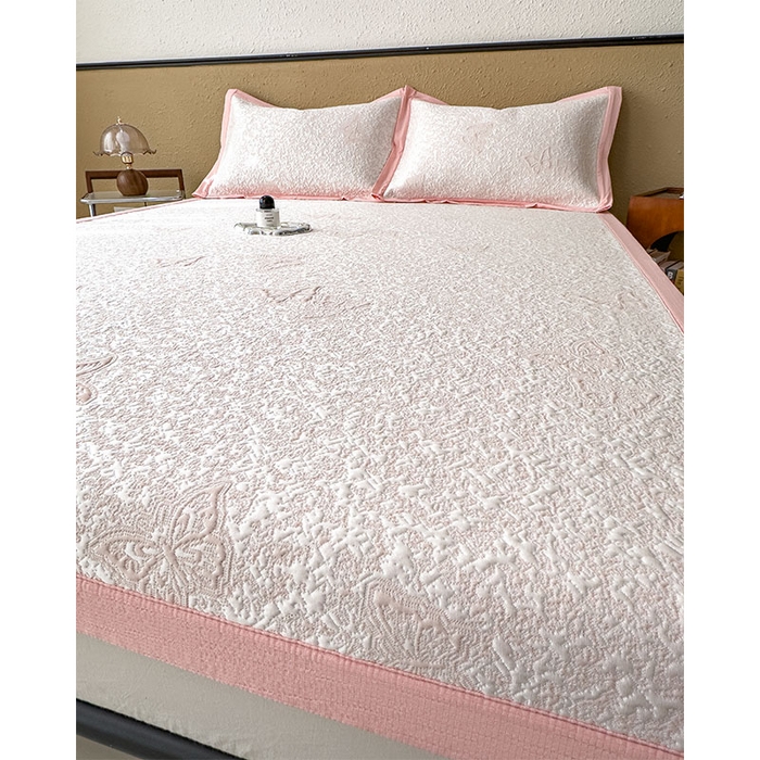 91家纺网 家纺一手货源 找家纺 莱家富 2026新款公主风凉感值过0.21空调席子软席冰豆豆凉席三件套-蝴蝶蝶舞花语系列 床席款蝶舞花语-蝴蝶粉