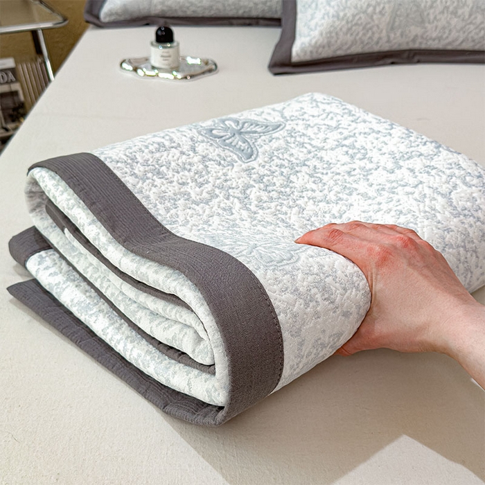 91家纺网 家纺一手货源 找家纺 莱家富 2026新款公主风凉感值过0.21空调席子软席冰豆豆凉席三件套-蝴蝶蝶舞花语系列 床席款蝶舞花语-淡蓝