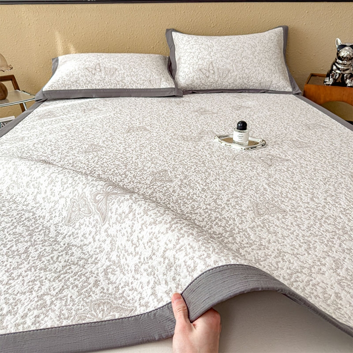 91家纺网 家纺一手货源 找家纺 莱家富 2026新款公主风凉感值过0.21空调席子软席冰豆豆凉席三件套-蝴蝶蝶舞花语系列 床席款蝶舞花语-星空咖