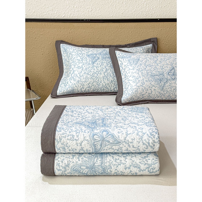 91家纺网 家纺一手货源 找家纺 莱家富 2026新款公主风凉感值过0.21空调席子软席冰豆豆凉席三件套-蝴蝶蝶舞花语系列 床席款蝶舞花语-清新蓝