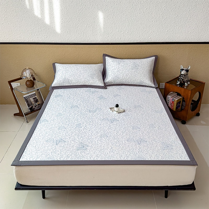 91家纺网 家纺一手货源 找家纺 莱家富 2026新款公主风凉感值过0.21空调席子软席冰豆豆凉席三件套-蝴蝶蝶舞花语系列 床席款蝶舞花语-淡蓝