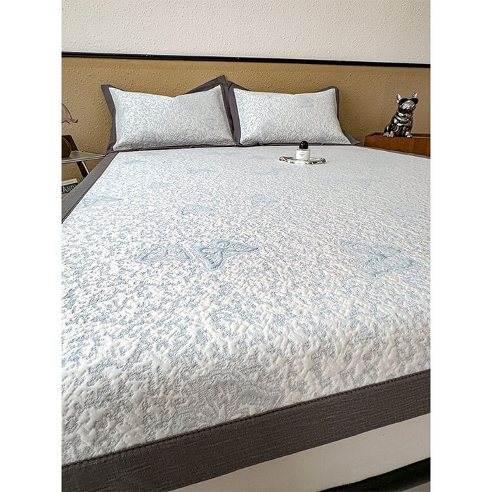 91家纺网 家纺一手货源 找家纺 莱家富 2026新款公主风凉感值过0.21空调席子软席冰豆豆凉席三件套-蝴蝶蝶舞花语系列 床席款蝶舞花语-淡蓝