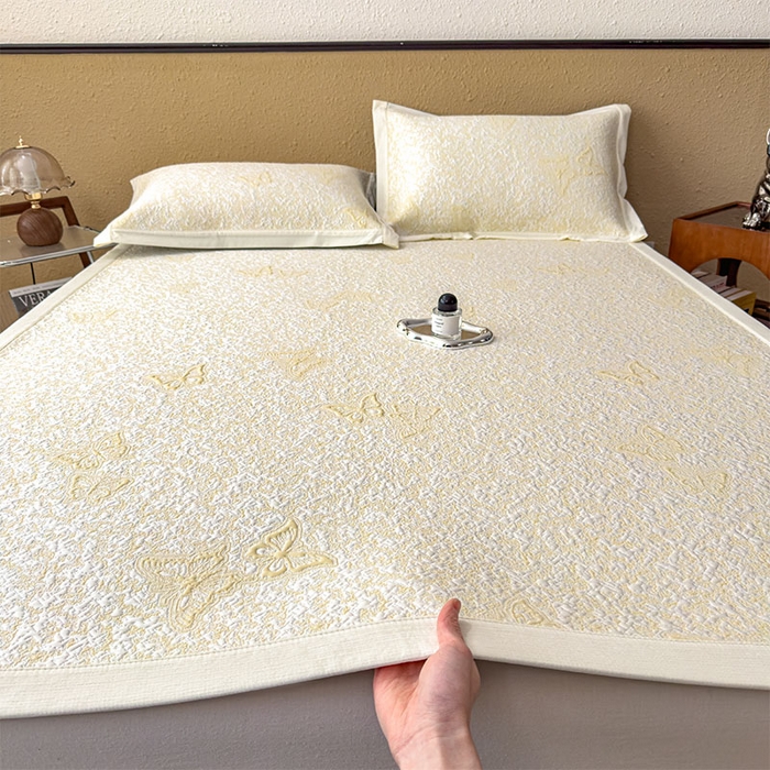 91家纺网 家纺一手货源 找家纺 莱家富 2026新款公主风凉感值过0.21空调席子软席冰豆豆凉席三件套-蝴蝶蝶舞花语系列 床席款蝶舞花语-泡泡黄