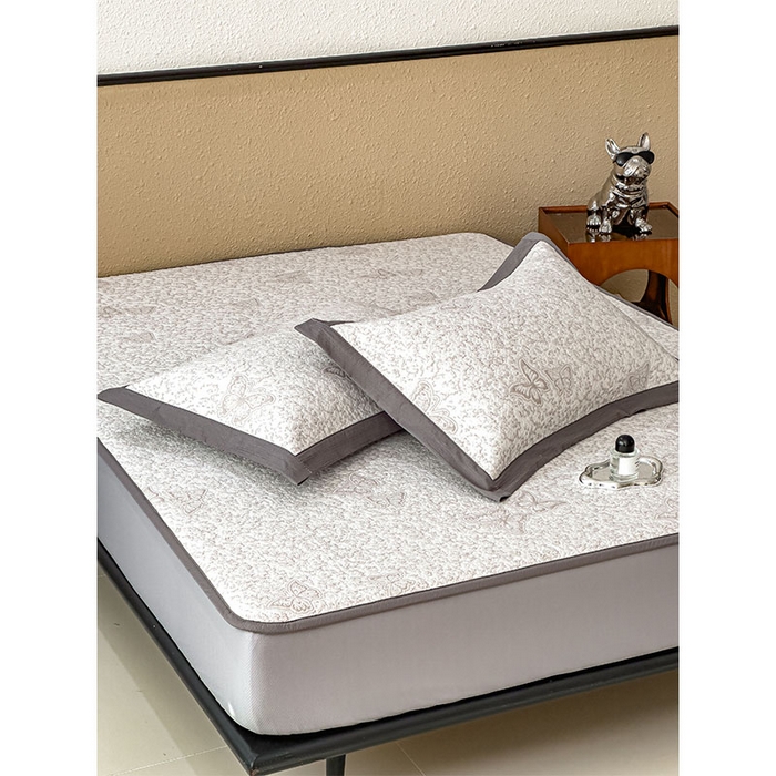 91家纺网 家纺一手货源 找家纺 莱家富 2026新款公主风凉感值过0.21空调席子软席冰豆豆凉席三件套-蝴蝶蝶舞花语系列 床笠款蝶舞花语-星空咖