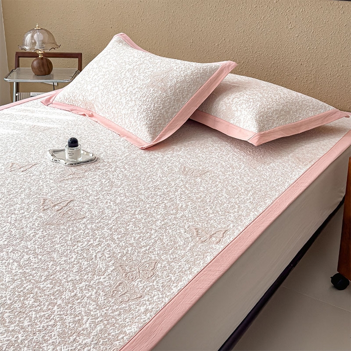 91家纺网 家纺一手货源 找家纺 莱家富 2026新款公主风凉感值过0.21空调席子软席冰豆豆凉席三件套-蝴蝶蝶舞花语系列 床席款蝶舞花语-蝴蝶粉