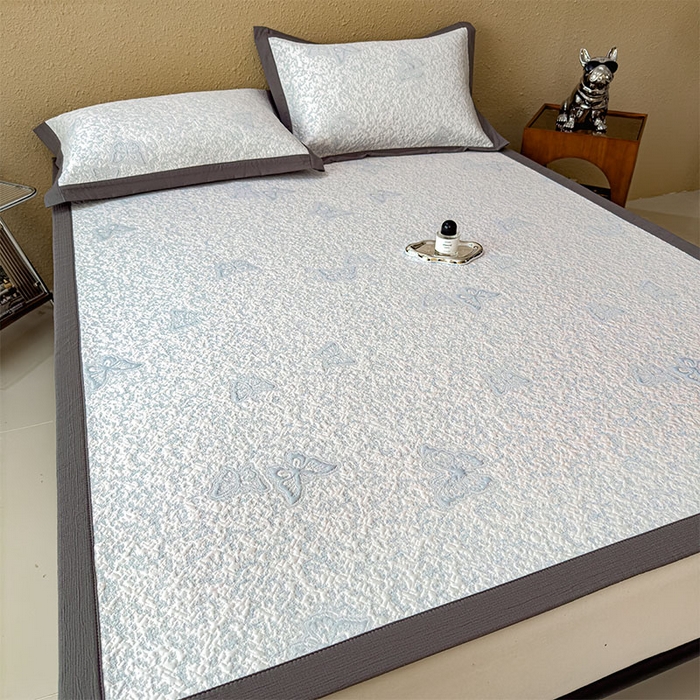 91家纺网 家纺一手货源 找家纺 莱家富 2026新款公主风凉感值过0.21空调席子软席冰豆豆凉席三件套-蝴蝶蝶舞花语系列 床席款蝶舞花语-淡蓝