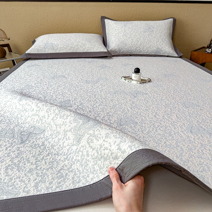 91家纺网 家纺一手货源 找家纺 莱家富 2026新款公主风凉感值过0.21空调席子软席冰豆豆凉席三件套-蝴蝶蝶舞花语系列 床席款蝶舞花语-淡蓝