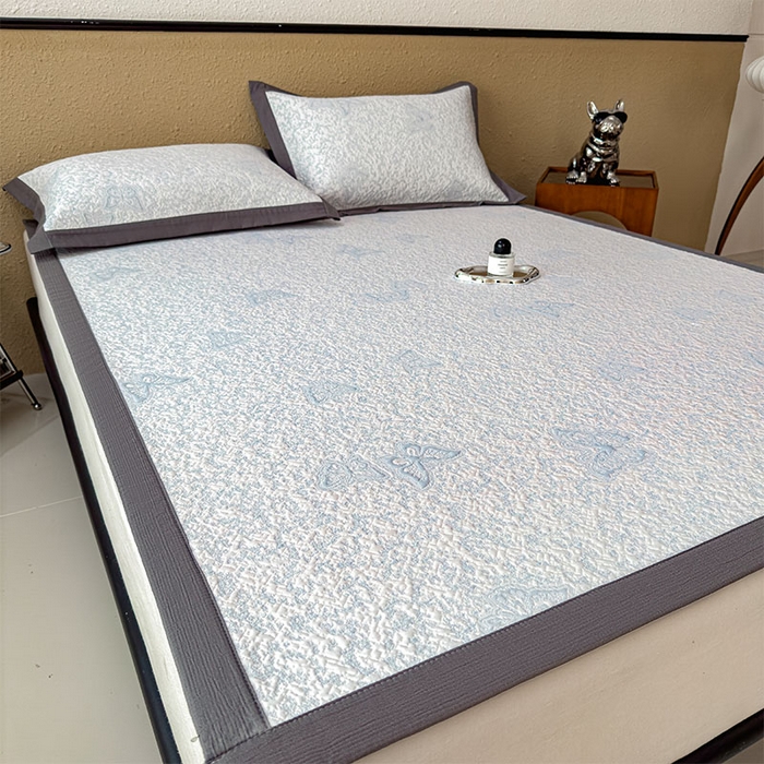 91家纺网 家纺一手货源 找家纺 莱家富 2026新款公主风凉感值过0.21空调席子软席冰豆豆凉席三件套-蝴蝶蝶舞花语系列 床席款蝶舞花语-淡蓝