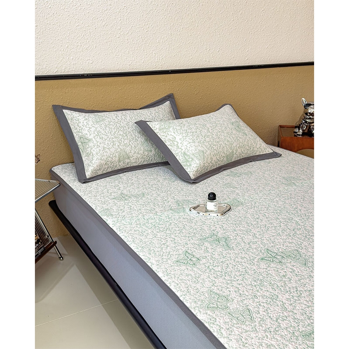 91家纺网 家纺一手货源 找家纺 莱家富 2026新款公主风凉感值过0.21空调席子软席冰豆豆凉席三件套-蝴蝶蝶舞花语系列 床笠款蝶舞花语-森林绿