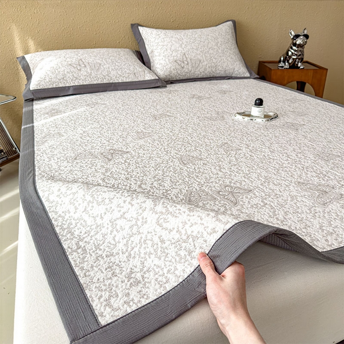 91家纺网 家纺一手货源 找家纺 莱家富 2026新款公主风凉感值过0.21空调席子软席冰豆豆凉席三件套-蝴蝶蝶舞花语系列 床席款蝶舞花语-星空咖