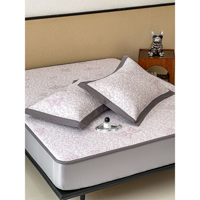 91家纺网 家纺一手货源 找家纺 莱家富 2026新款公主风凉感值过0.21空调席子软席冰豆豆凉席三件套-蝴蝶蝶舞花语系列 床笠款蝶舞花语-雾雅紫