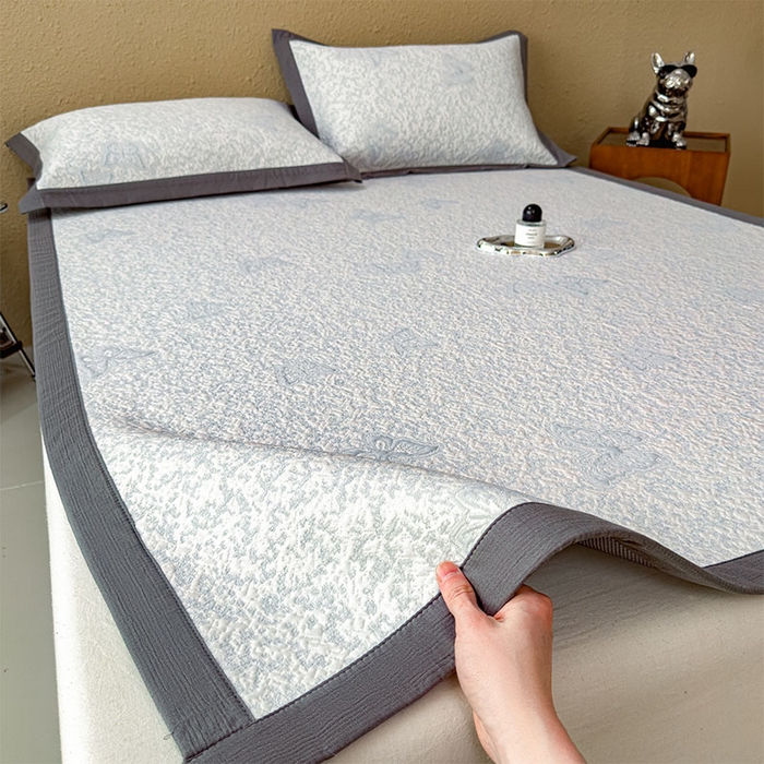 91家纺网 家纺一手货源 找家纺 莱家富 2026新款公主风凉感值过0.21空调席子软席冰豆豆凉席三件套-蝴蝶蝶舞花语系列 床席款蝶舞花语-淡蓝