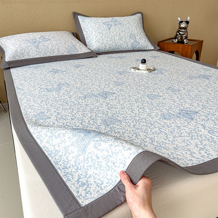 91家纺网 家纺一手货源 找家纺 莱家富 2026新款公主风凉感值过0.21空调席子软席冰豆豆凉席三件套-蝴蝶蝶舞花语系列 床席款蝶舞花语-清新蓝