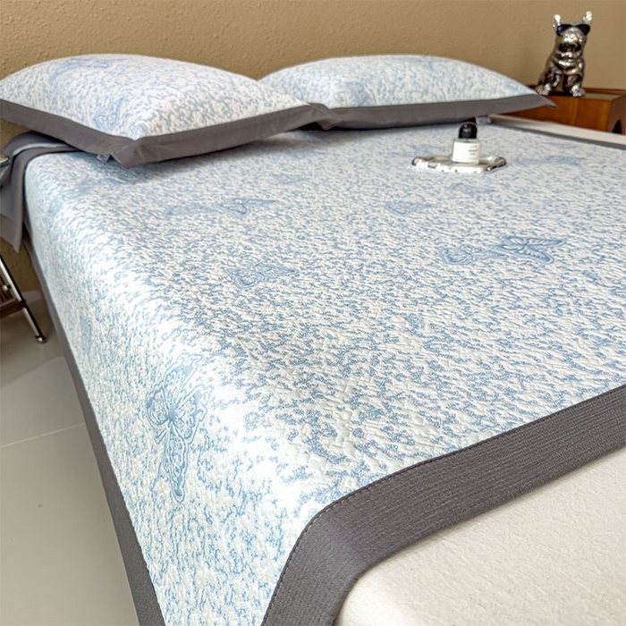 91家纺网 家纺一手货源 找家纺 莱家富 2026新款公主风凉感值过0.21空调席子软席冰豆豆凉席三件套-蝴蝶蝶舞花语系列 床席款蝶舞花语-清新蓝