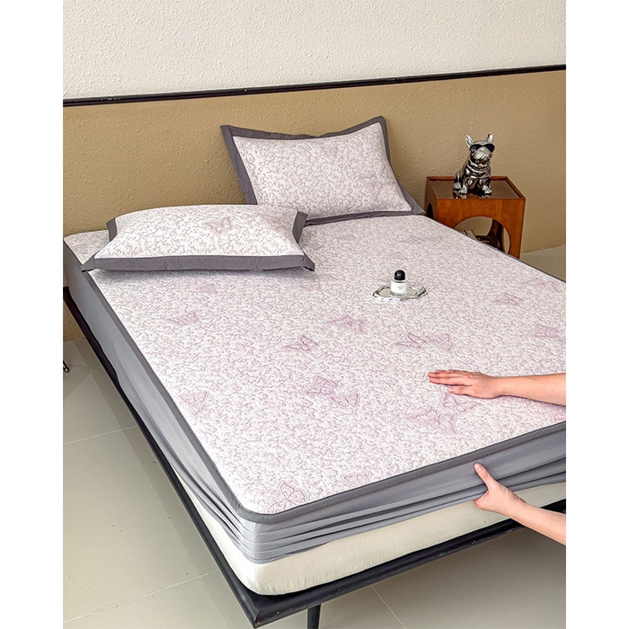 91家纺网 家纺一手货源 找家纺 莱家富 2026新款公主风凉感值过0.21空调席子软席冰豆豆凉席三件套-蝴蝶蝶舞花语系列 床笠款蝶舞花语-雾雅紫