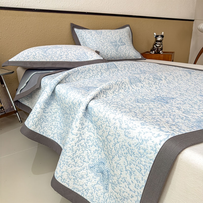 91家纺网 家纺一手货源 找家纺 莱家富 2026新款公主风凉感值过0.21空调席子软席冰豆豆凉席三件套-蝴蝶蝶舞花语系列 床席款蝶舞花语-清新蓝