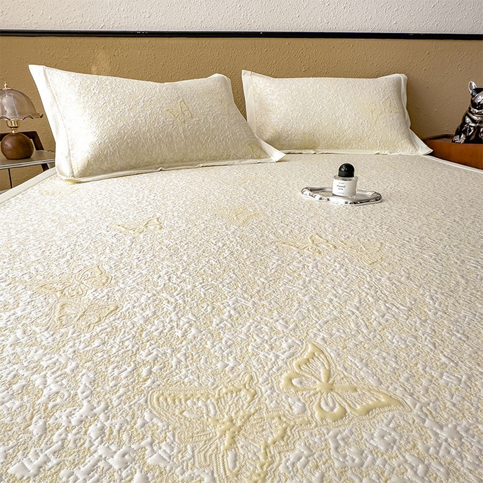 91家纺网 家纺一手货源 找家纺 莱家富 2026新款公主风凉感值过0.21空调席子软席冰豆豆凉席三件套-蝴蝶蝶舞花语系列 床席款蝶舞花语-泡泡黄