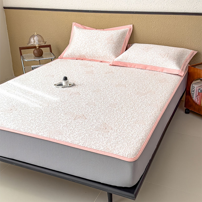 91家纺网 家纺一手货源 找家纺 莱家富 2026新款公主风凉感值过0.21空调席子软席冰豆豆凉席三件套-蝴蝶蝶舞花语系列 床笠款蝶舞花语-蝴蝶粉