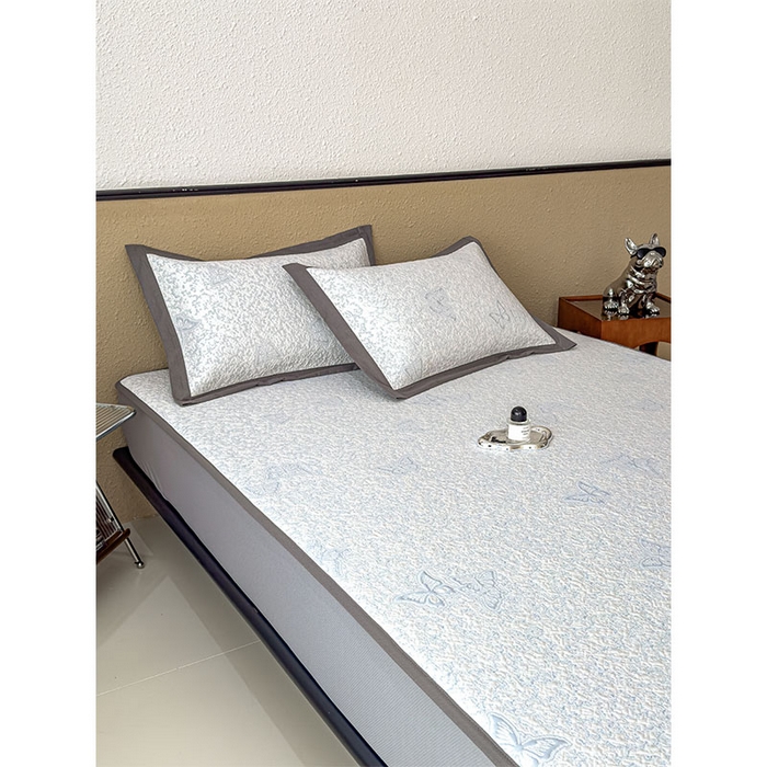 91家纺网 家纺一手货源 找家纺 莱家富 2026新款公主风凉感值过0.21空调席子软席冰豆豆凉席三件套-蝴蝶蝶舞花语系列 床笠款蝶舞花语-淡蓝