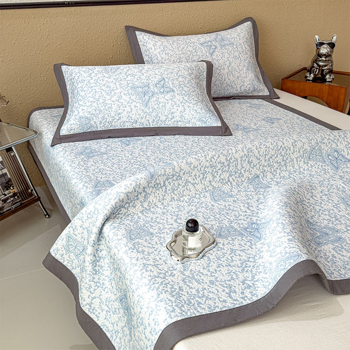 91家纺网 家纺一手货源 找家纺 莱家富 2026新款公主风凉感值过0.21空调席子软席冰豆豆凉席三件套-蝴蝶蝶舞花语系列 床席款蝶舞花语-清新蓝