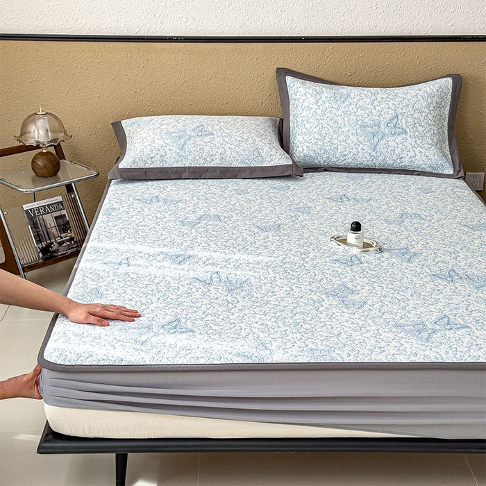 91家纺网 家纺一手货源 找家纺 莱家富 2026新款公主风凉感值过0.21空调席子软席冰豆豆凉席三件套-蝴蝶蝶舞花语系列 床笠款蝶舞花语-清新蓝