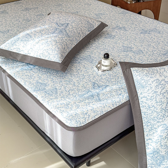 91家纺网 家纺一手货源 找家纺 莱家富 2026新款公主风凉感值过0.21空调席子软席冰豆豆凉席三件套-蝴蝶蝶舞花语系列 床笠款蝶舞花语-清新蓝