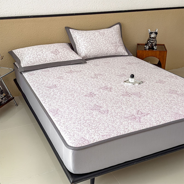 91家纺网 家纺一手货源 找家纺 莱家富 2026新款公主风凉感值过0.21空调席子软席冰豆豆凉席三件套-蝴蝶蝶舞花语系列 床笠款蝶舞花语-雾雅紫