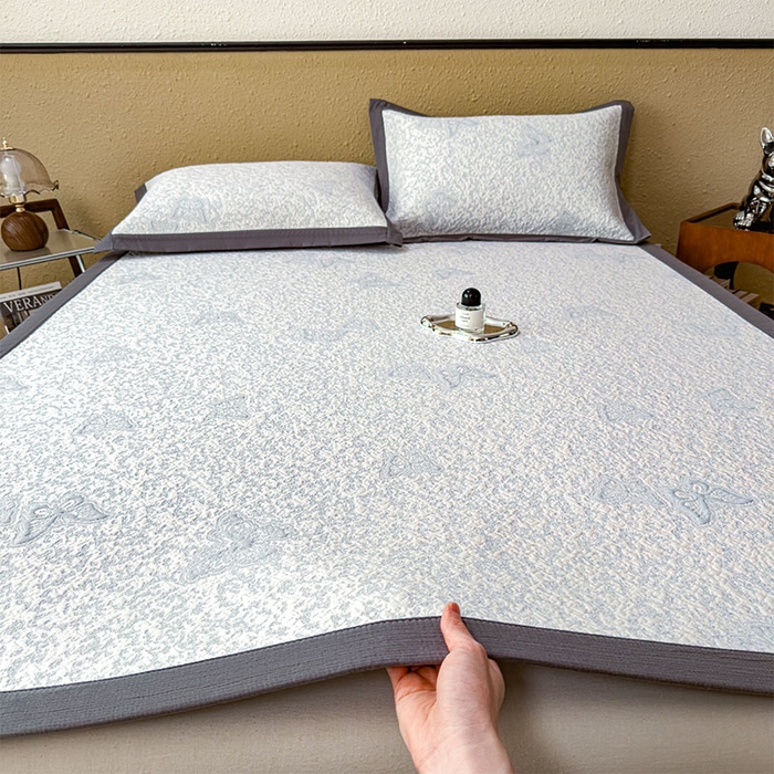 91家纺网 家纺一手货源 找家纺 莱家富 2026新款公主风凉感值过0.21空调席子软席冰豆豆凉席三件套-蝴蝶蝶舞花语系列 床席款蝶舞花语-淡蓝