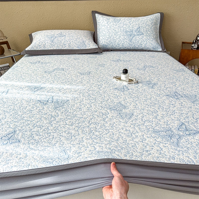 91家纺网 家纺一手货源 找家纺 莱家富 2026新款公主风凉感值过0.21空调席子软席冰豆豆凉席三件套-蝴蝶蝶舞花语系列 床笠款蝶舞花语-清新蓝