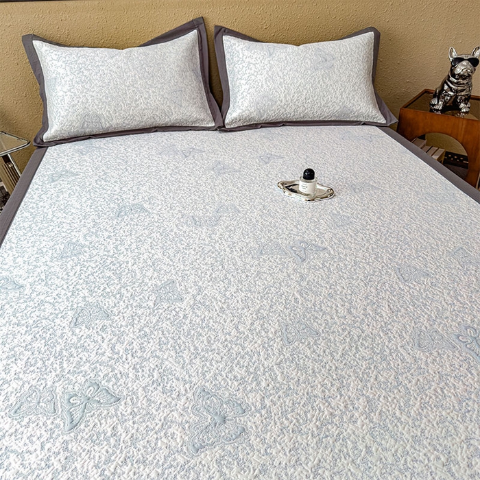 91家纺网 家纺一手货源 找家纺 莱家富 2026新款公主风凉感值过0.21空调席子软席冰豆豆凉席三件套-蝴蝶蝶舞花语系列 床席款蝶舞花语-淡蓝