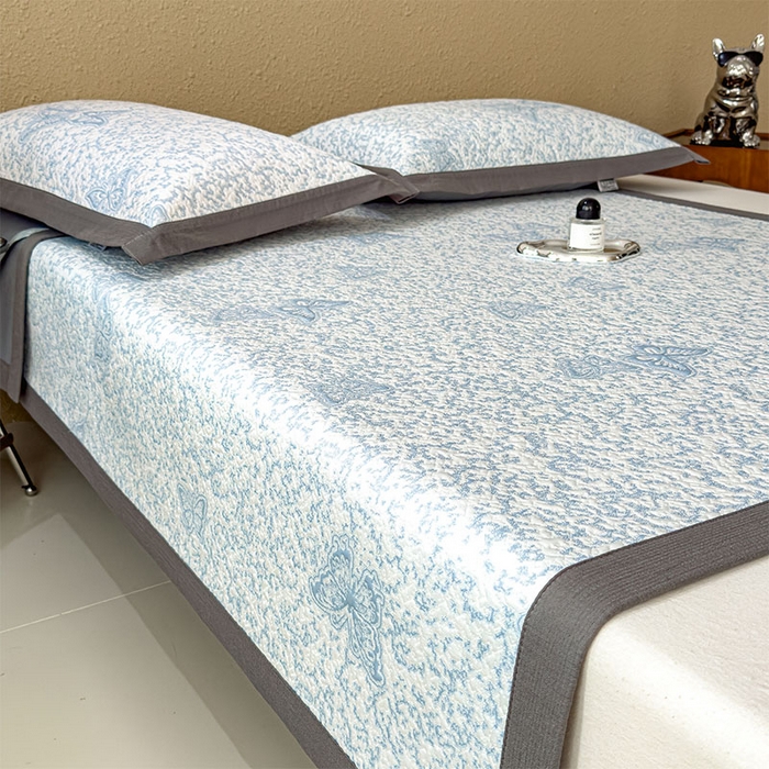 91家纺网 家纺一手货源 找家纺 莱家富 2026新款公主风凉感值过0.21空调席子软席冰豆豆凉席三件套-蝴蝶蝶舞花语系列 床席款蝶舞花语-清新蓝