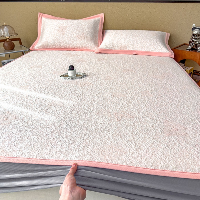 91家纺网 家纺一手货源 找家纺 莱家富 2026新款公主风凉感值过0.21空调席子软席冰豆豆凉席三件套-蝴蝶蝶舞花语系列 床笠款蝶舞花语-蝴蝶粉