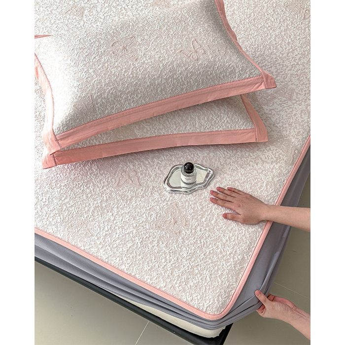 91家纺网 家纺一手货源 找家纺 莱家富 2026新款公主风凉感值过0.21空调席子软席冰豆豆凉席三件套-蝴蝶蝶舞花语系列 床笠款蝶舞花语-蝴蝶粉