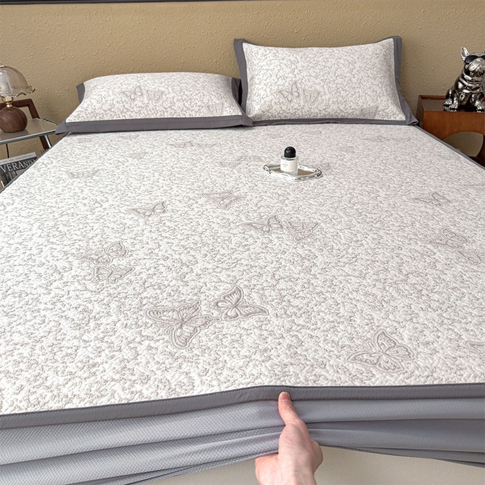 91家纺网 家纺一手货源 找家纺 莱家富 2026新款公主风凉感值过0.21空调席子软席冰豆豆凉席三件套-蝴蝶蝶舞花语系列 床笠款蝶舞花语-星空咖