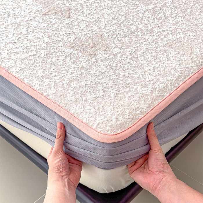 91家纺网 家纺一手货源 找家纺 莱家富 2026新款公主风凉感值过0.21空调席子软席冰豆豆凉席三件套-蝴蝶蝶舞花语系列 床笠款蝶舞花语-蝴蝶粉