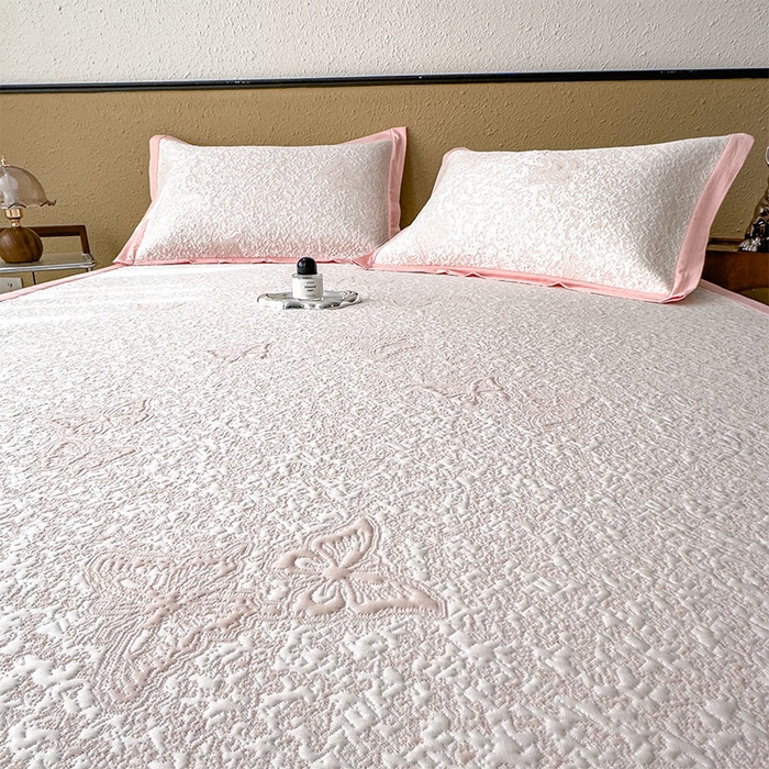 91家纺网 家纺一手货源 找家纺 莱家富 2026新款公主风凉感值过0.21空调席子软席冰豆豆凉席三件套-蝴蝶蝶舞花语系列 床席款蝶舞花语-蝴蝶粉