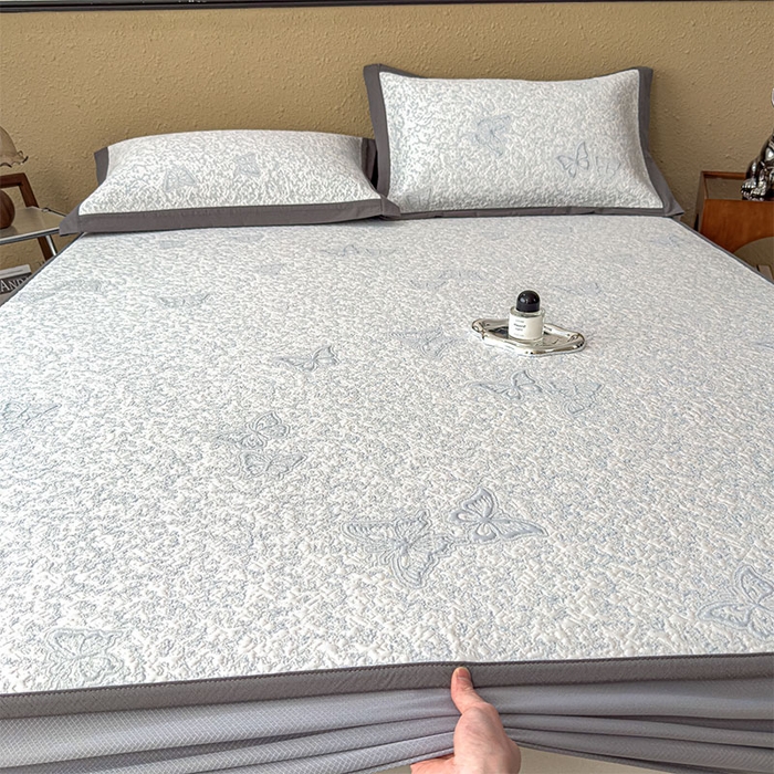 91家纺网 家纺一手货源 找家纺 莱家富 2026新款公主风凉感值过0.21空调席子软席冰豆豆凉席三件套-蝴蝶蝶舞花语系列 床笠款蝶舞花语-淡蓝