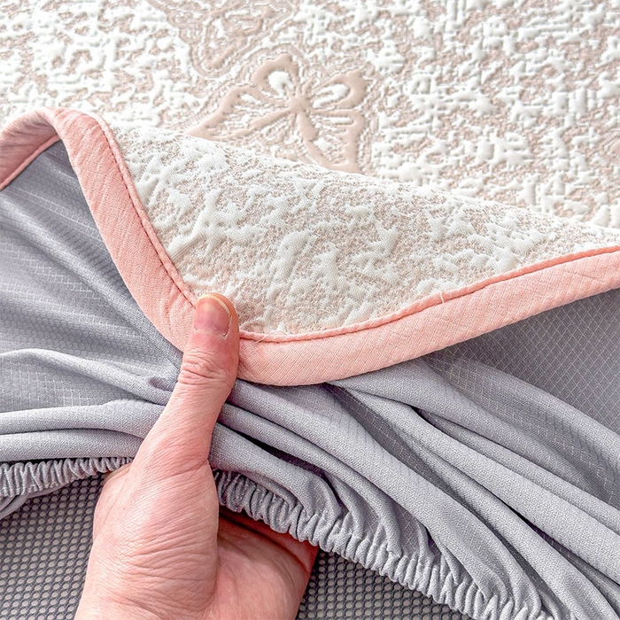 91家纺网 家纺一手货源 找家纺 莱家富 2026新款公主风凉感值过0.21空调席子软席冰豆豆凉席三件套-蝴蝶蝶舞花语系列 床笠款蝶舞花语-蝴蝶粉