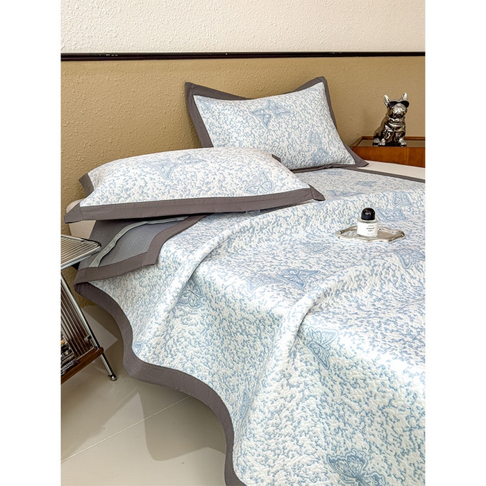 91家纺网 家纺一手货源 找家纺 莱家富 2026新款公主风凉感值过0.21空调席子软席冰豆豆凉席三件套-蝴蝶蝶舞花语系列 床席款蝶舞花语-清新蓝