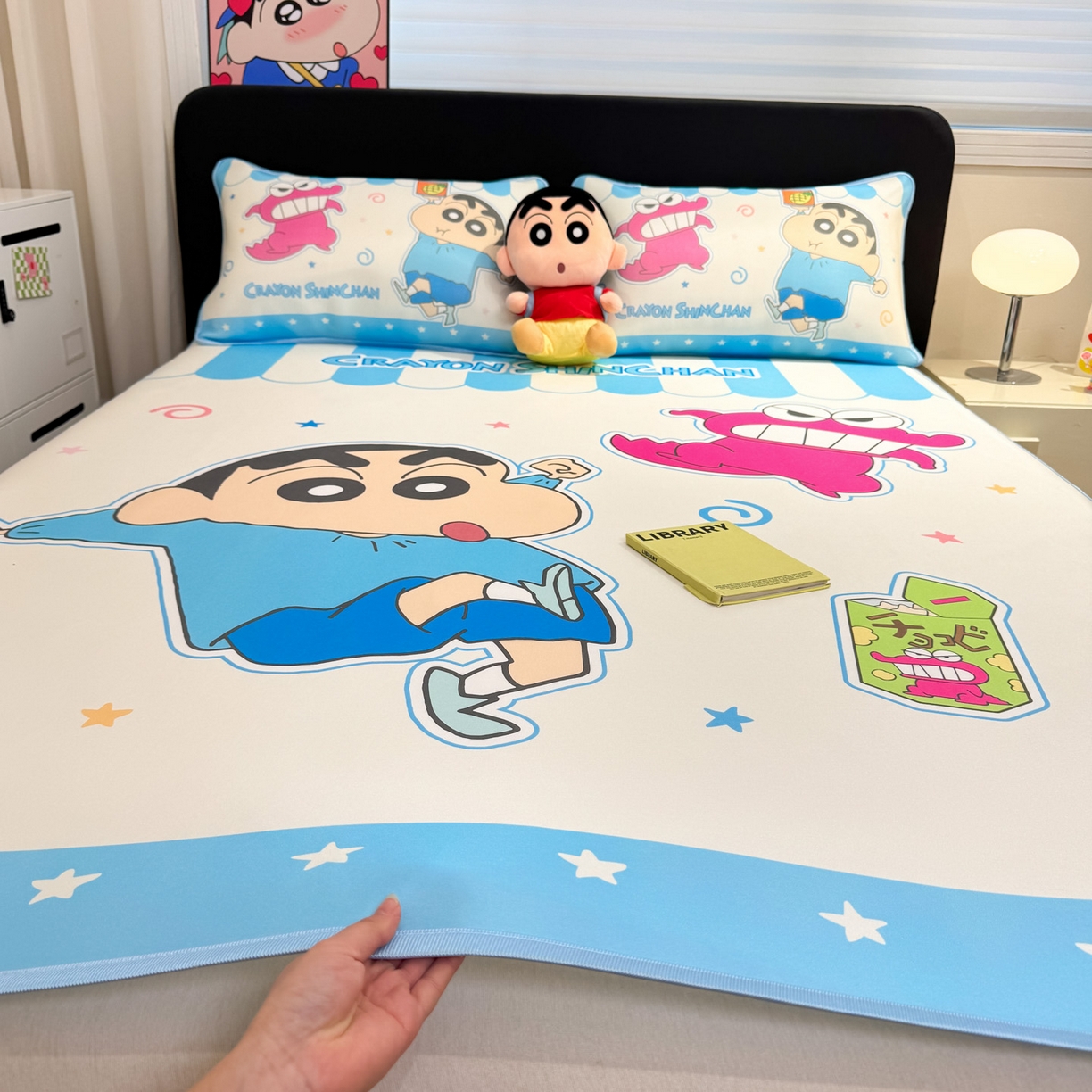 91家纺网 家纺一手货源 找家纺 博雅 2026新款蜡笔小新正版授权小冰皮大版印花凉席-平铺款 大版-鳄鱼山小新